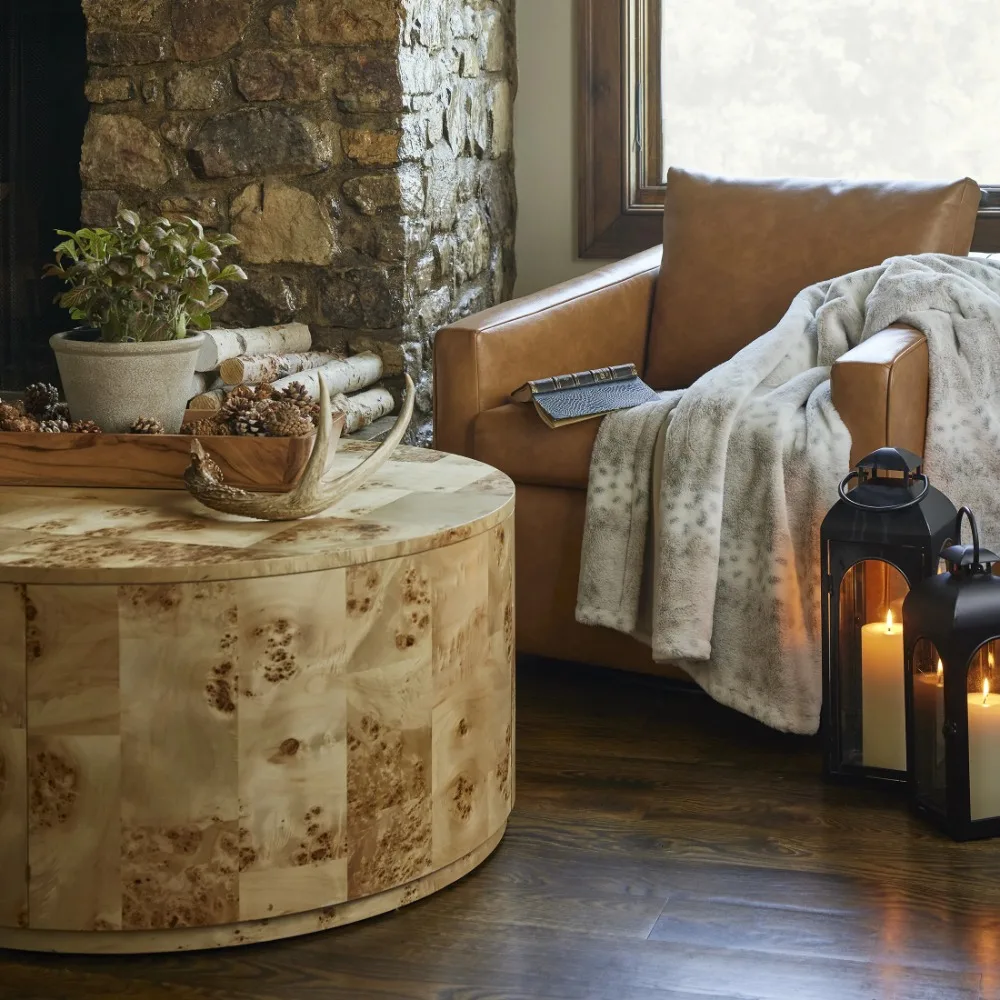 Runder Couchtisch mit hellem Holzfinish