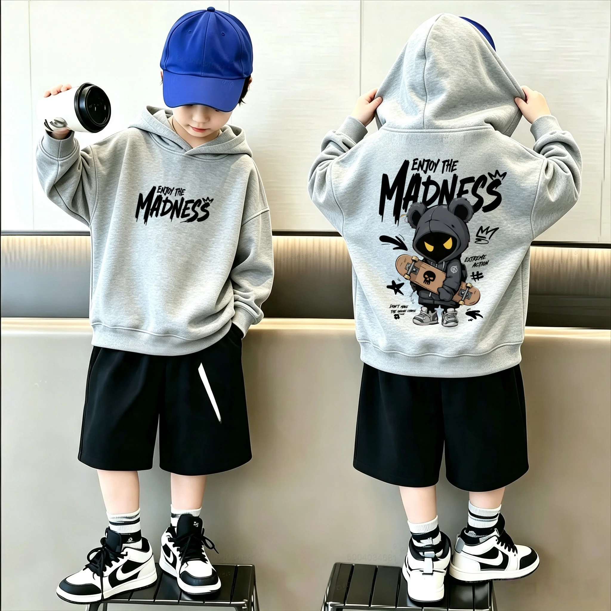 Modisches, trendiges Kinder-Kapuzen-Sweatshirt mit Bärenmotiv. Ein bequemer und weicher Pullover für Jungen, Mädchen oder Babys. – Detail 12
