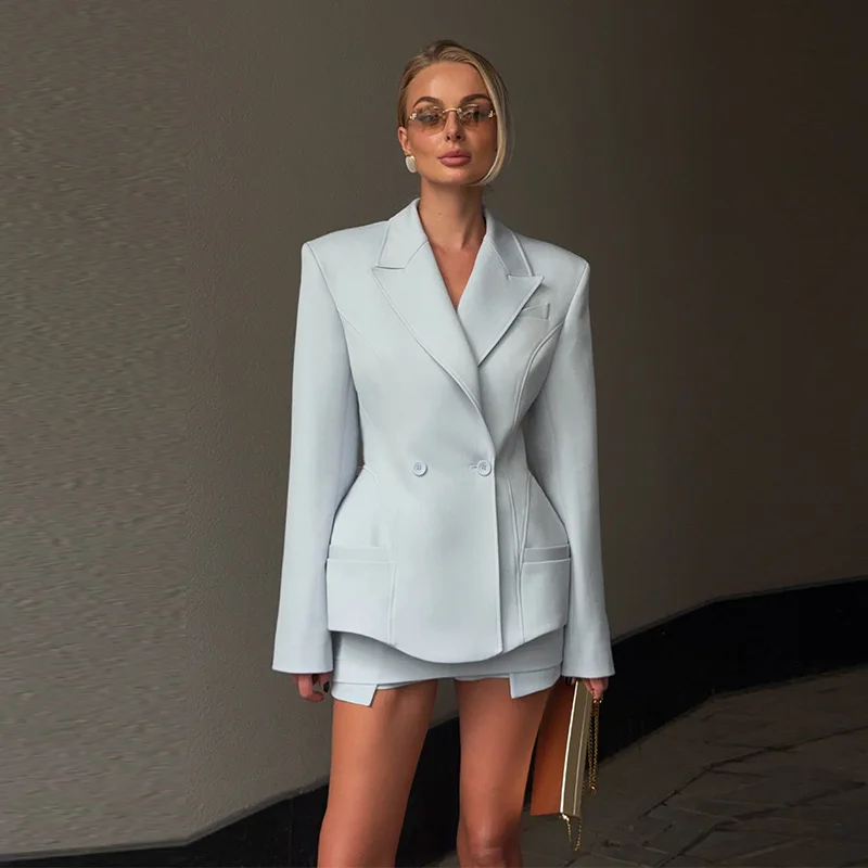 Elegantes Damen-Set: Tailliertes Revers-Sakko mit Rüschen und Shorts – Langärmliges, unregelmäßig geschnittenes, einfarbiges Slim-Fit-Outfit – Detail 4