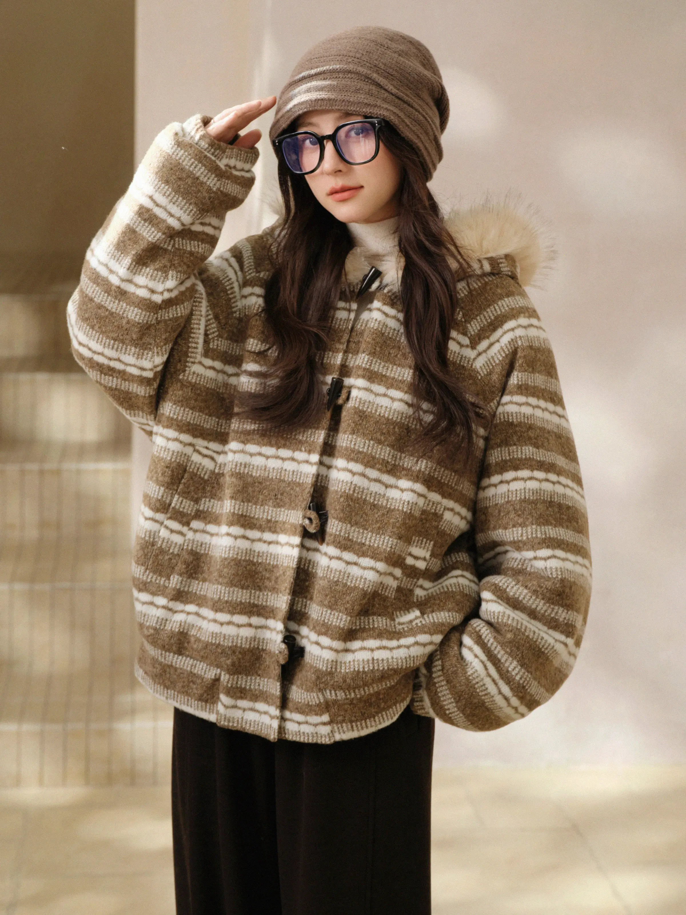 เสื้อโค้ทสั้นมีฮู้ดลาย Fair Isle สำหรับผู้หญิง สวมใส่สบาย ลายทาง เสื้อแจ็คเก็ตฤดูหนาว ติดกระดุมแบบ Toggle ให้ความอบอุ่น สไตล์ลำลองสบายๆ สำหรับใส่ในชีวิตประจำวันและเดินเล่น