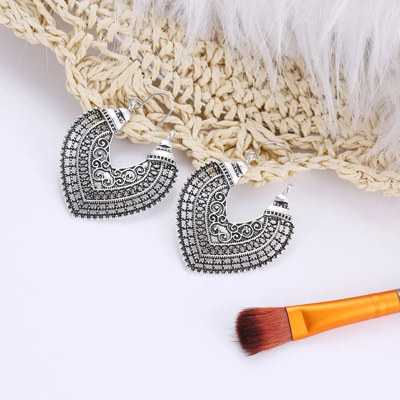 Heart-shaped Carved Hollow Earrings for Women Vintage Ethnic Style Earrings Personality Hanging Earrings Charming Ear  Jewelry