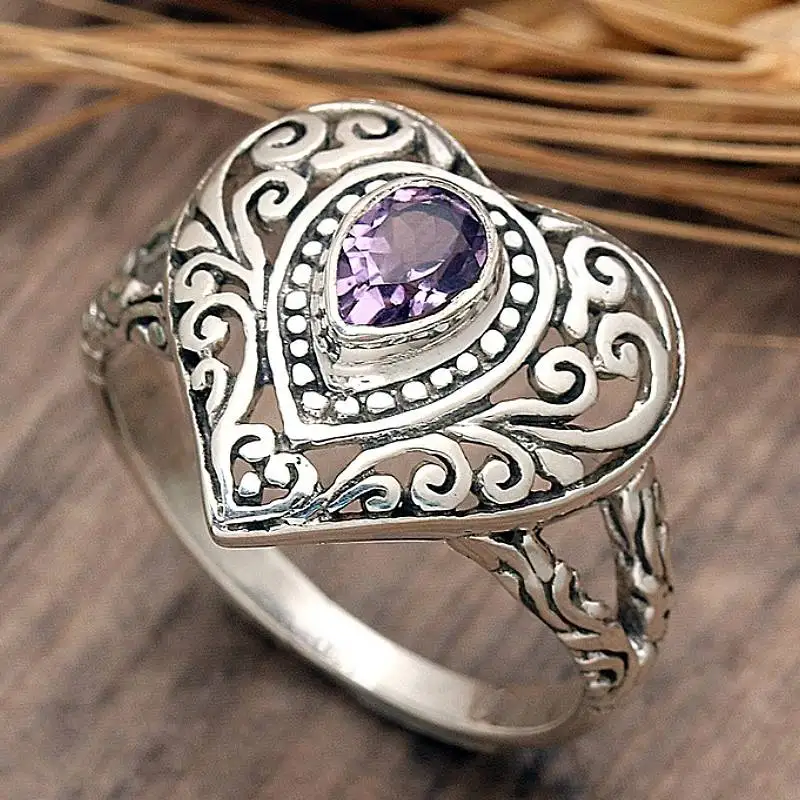 Huitan Herz Frauen Ring Aushöhlen Intarsien Glänzend Lila CZ Vintage Zubehör Gravierte Design Party Täglichen Temperament Schmuck