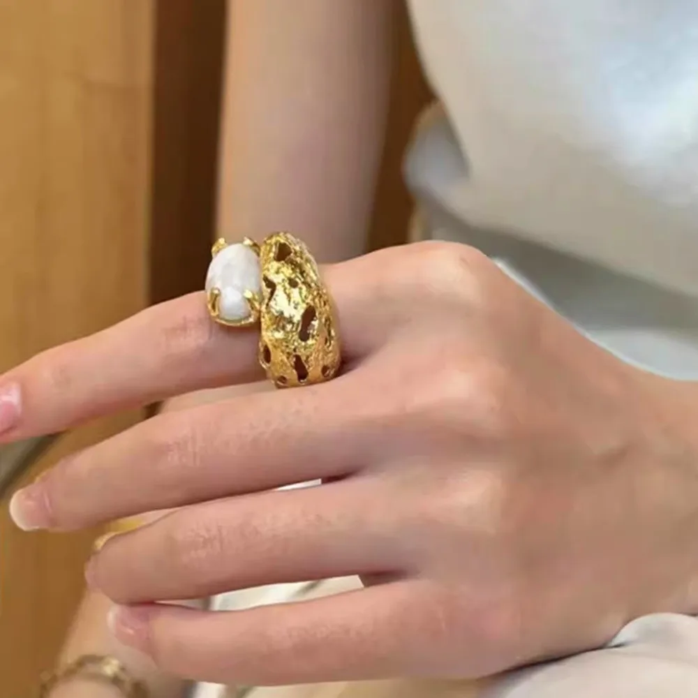 Anello aperto in metallo irregolare pietra naturale di agata bianca per gioielli da donna 2024 nuovo colore oro di lusso leggero europeo e americano