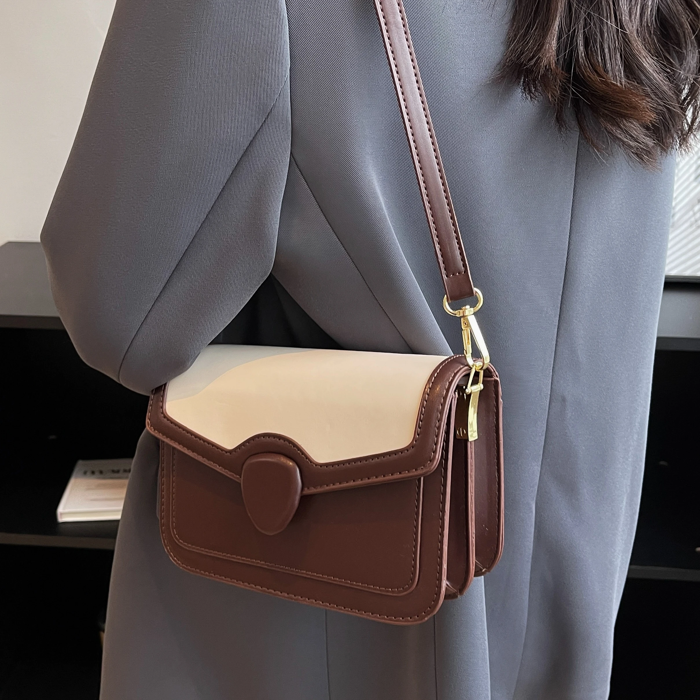 Classical Vintage Brown Small Square Bag 2023 New Women\'s Autumn/Winter Contrast Crossbody Bag Elegant Versatile Shoulder Bag