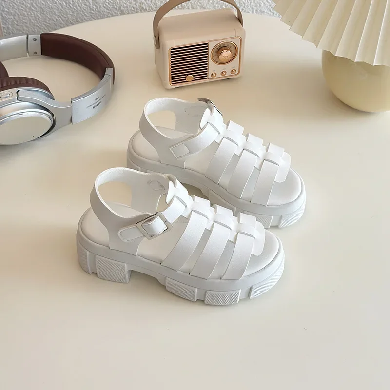 

Новая летняя детская обувь, нескользящие универсальные сандалии на толстой подошве, детские модные сандалии для девочек, крутые тканые римские пляжные сандалии