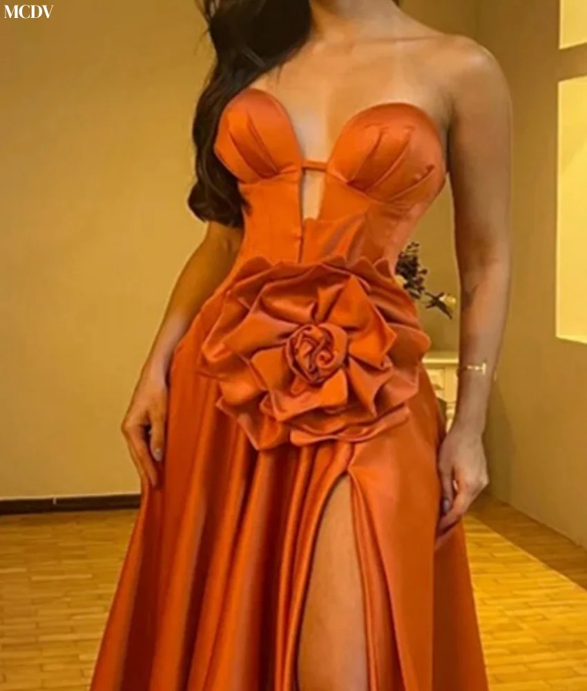 Maßgeschneidertes sexy Satin-Abendkleid in A-Linie mit 3D-Blumen, hochwertiges, herzförmiges, ärmelloses, bodenlanges, maßgeschneidertes Anlasskleid