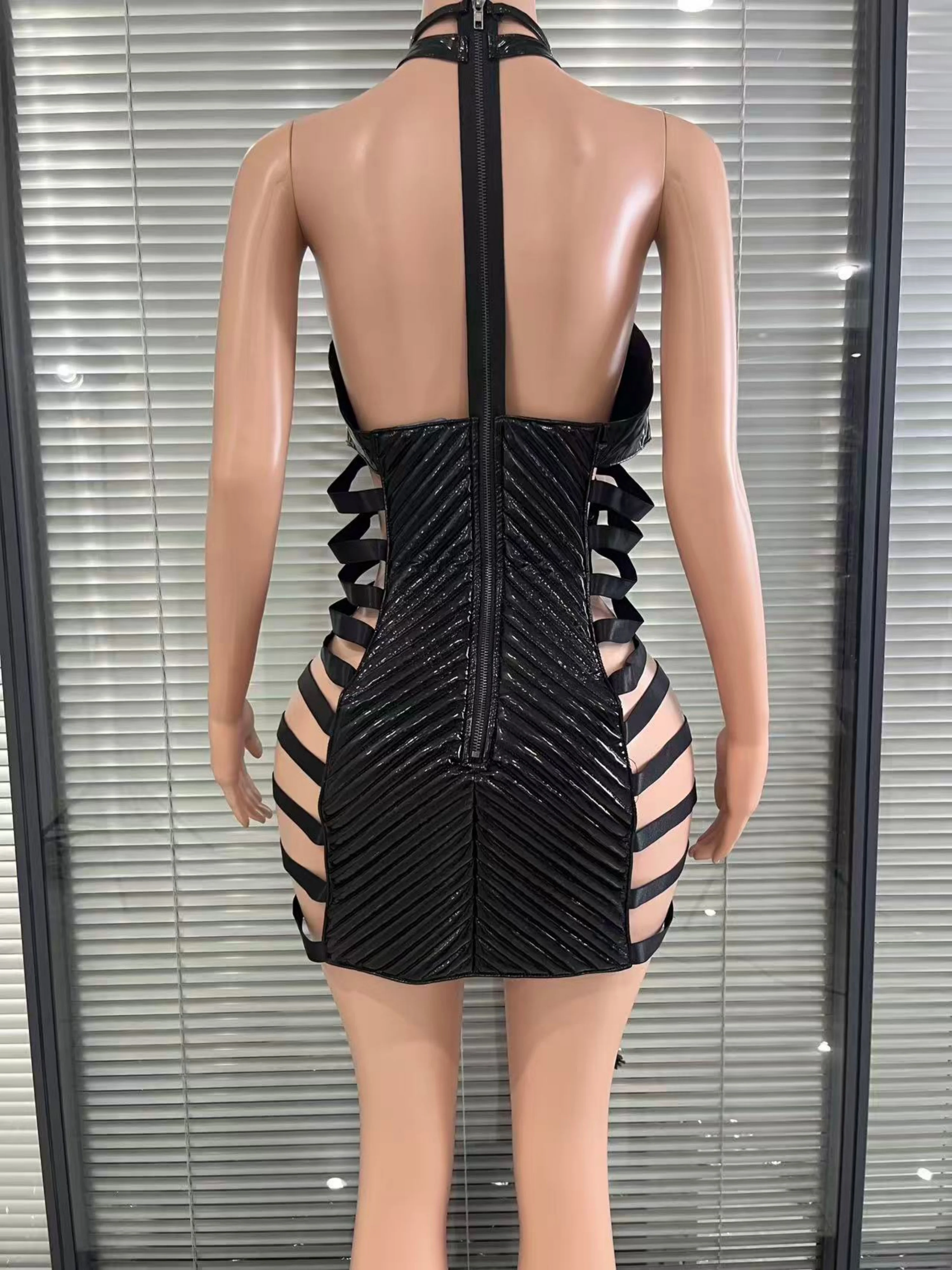 ゴシックスタイルのエッジィなミニドレスは、ユニークなカットアウト、レースアップが特徴で、クラブナイト、コンサート、トレンディな集まりに最適です。