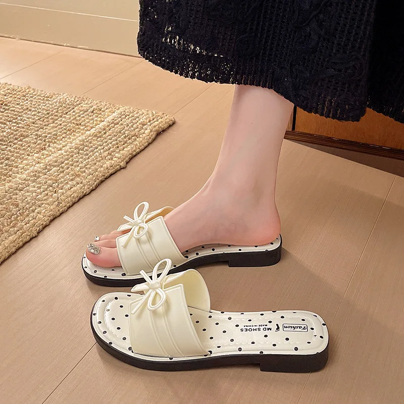 Damen Sommer Neuheit: Stylische Pantoletten mit Schleife, niedrigem Blockabsatz, Polka Dots und offener, eckiger Zehenpartie – Detail 5