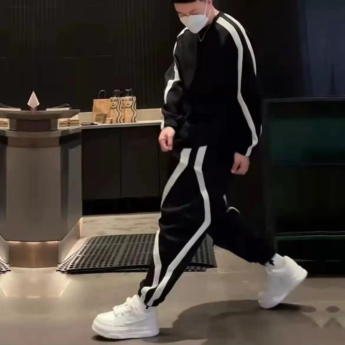 

Модный мужской комплект из двух предметов для весны и осени: свободный полосатый худи с круглым вырезом и спортивные брюки, повседневная спортивная одежда ​