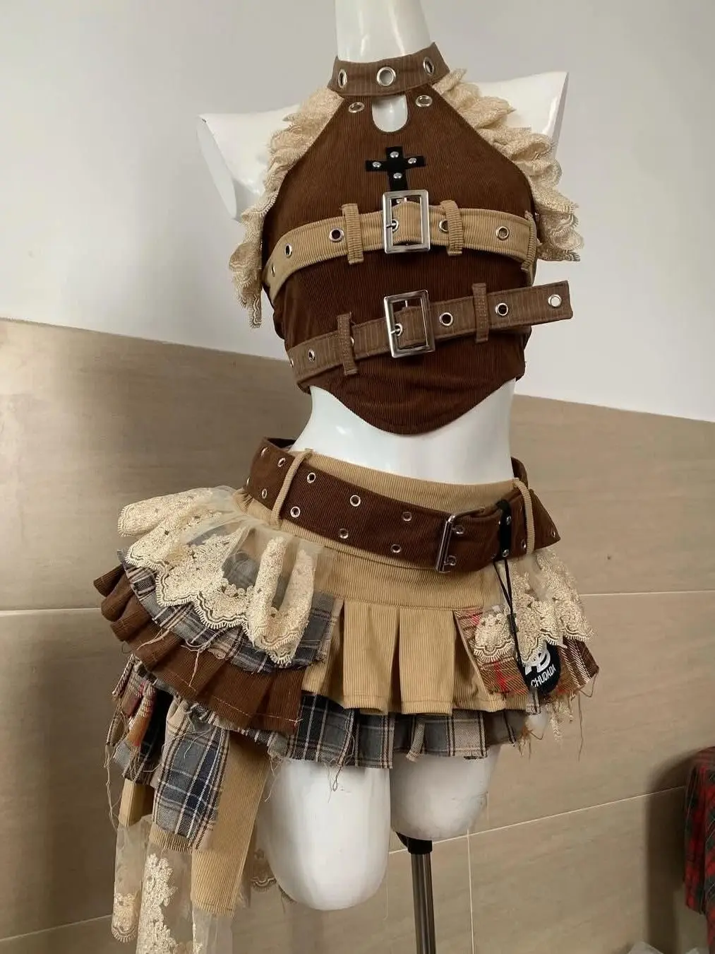 

Комплект из 2 предметов с юбкой, женский летний новый высококачественный дизайн, нишевый горячий стиль для девочек, кружевные джинсовые топы с воротником + ультра-короткая юбка-тортик