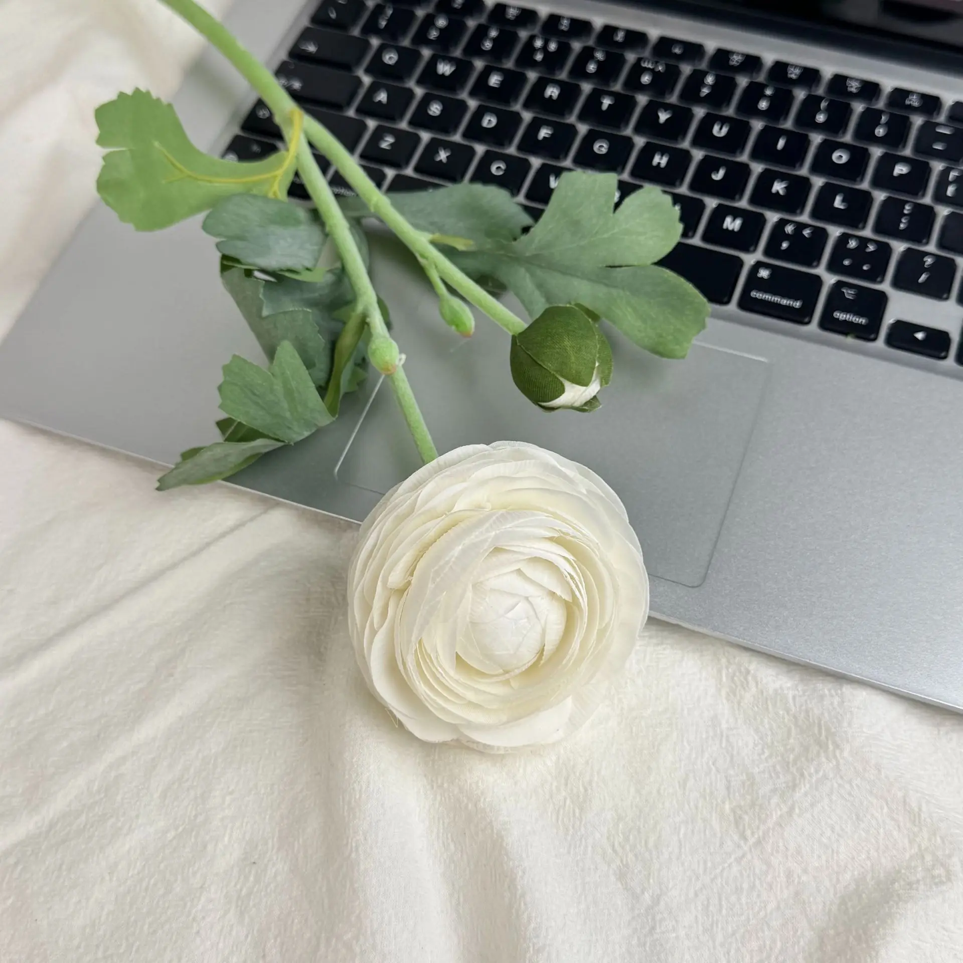 4 Stücke, angenehm anzufassen, feuchtigkeitsspendend, 2-köpfige Butterblumen, Dekoration für den Esstisch zu Hause, echt anfühlende künstliche Lotusblumen für Hochzeiten. – Detail 2