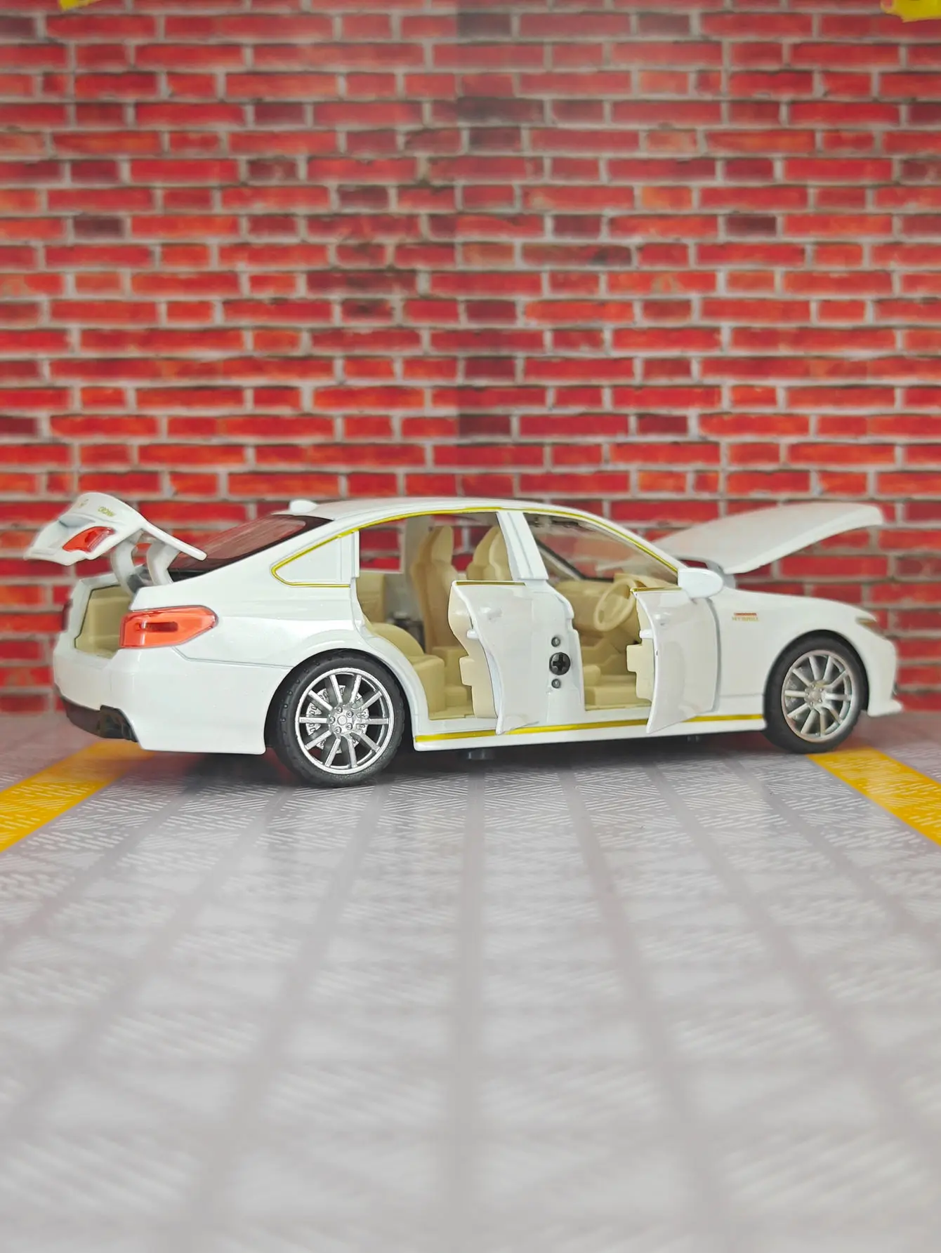 Simulación 1:32 del modelo de coche de aleación Toyota Crown de 15a generación con piezas decorativas, puertas y capó del motor, maletero que el coche