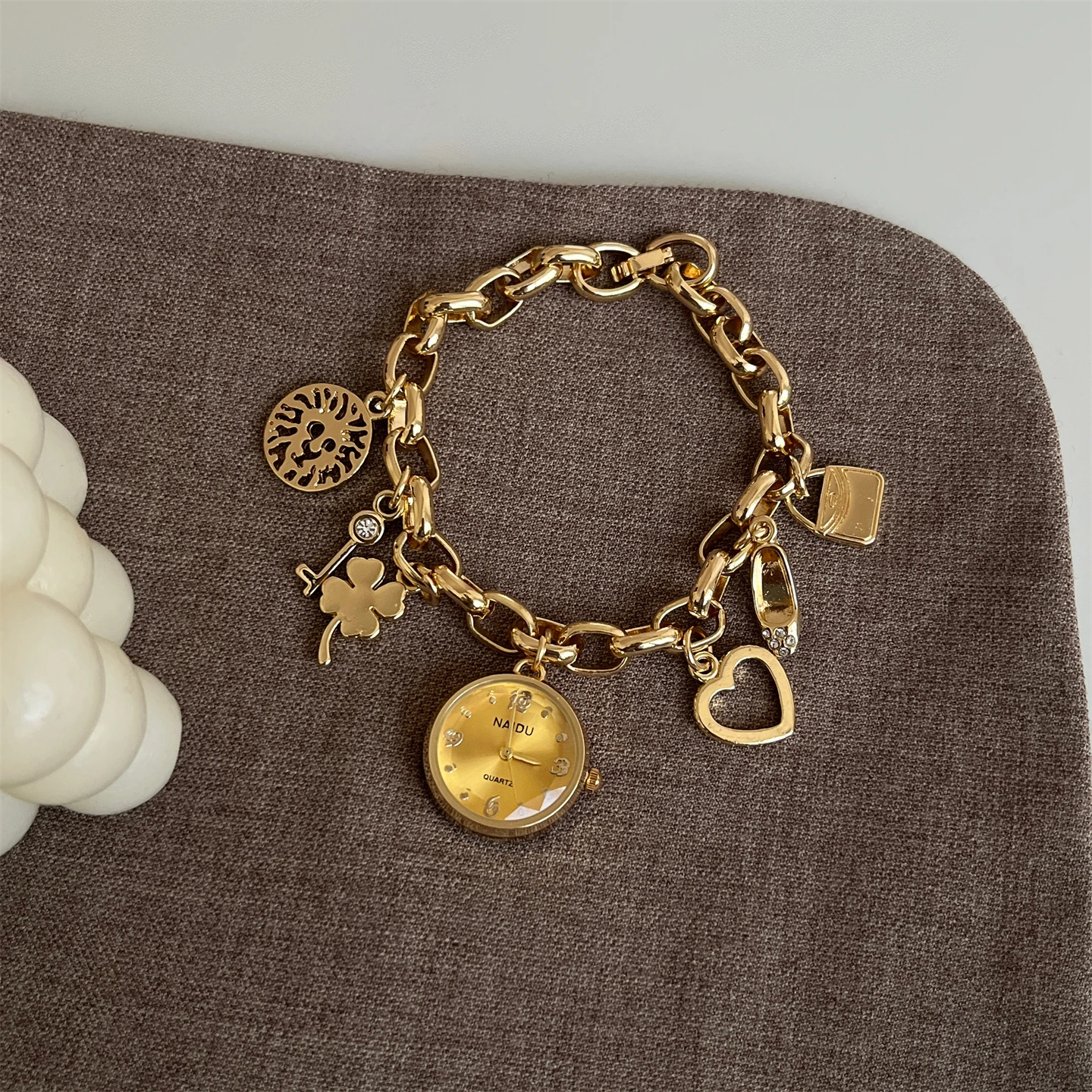 

Fashionable luxury high-value round watch for women, retro style gold bracelet quartz watch for women, high-end selection watch