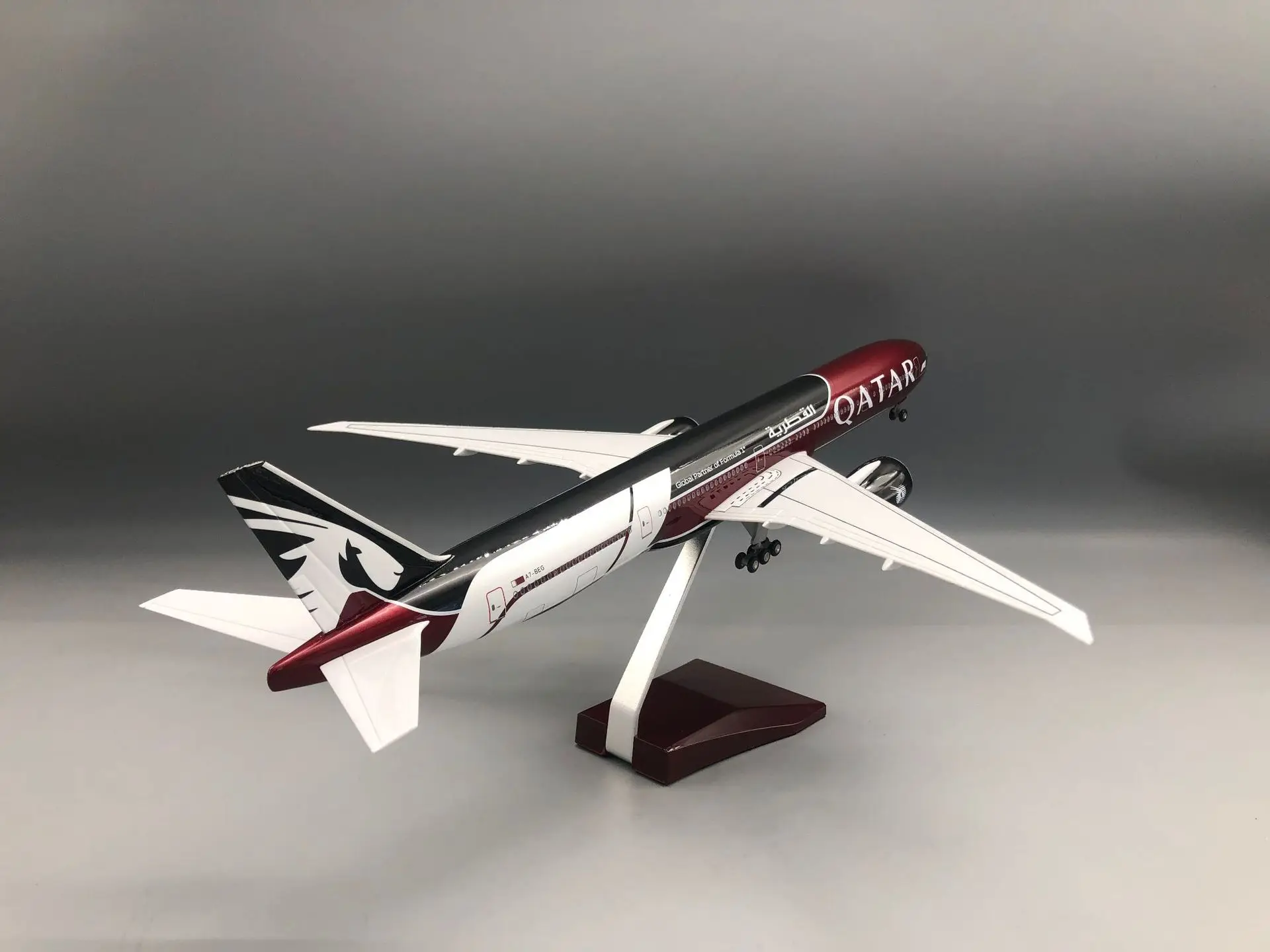 Qatar 777-300 airplane model 47CM Resin Replica collectible aircraft with light and wheels Collectible for Aviation Enthusiast