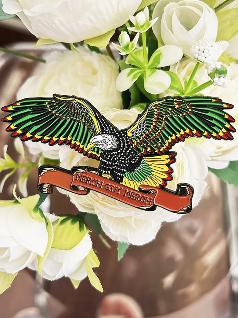 

Bulk Beautiful Raptor Flying Eagle Design Pin Логотип компании в виде изображения животного Мягкая эмаль Черный никель Металлический значок