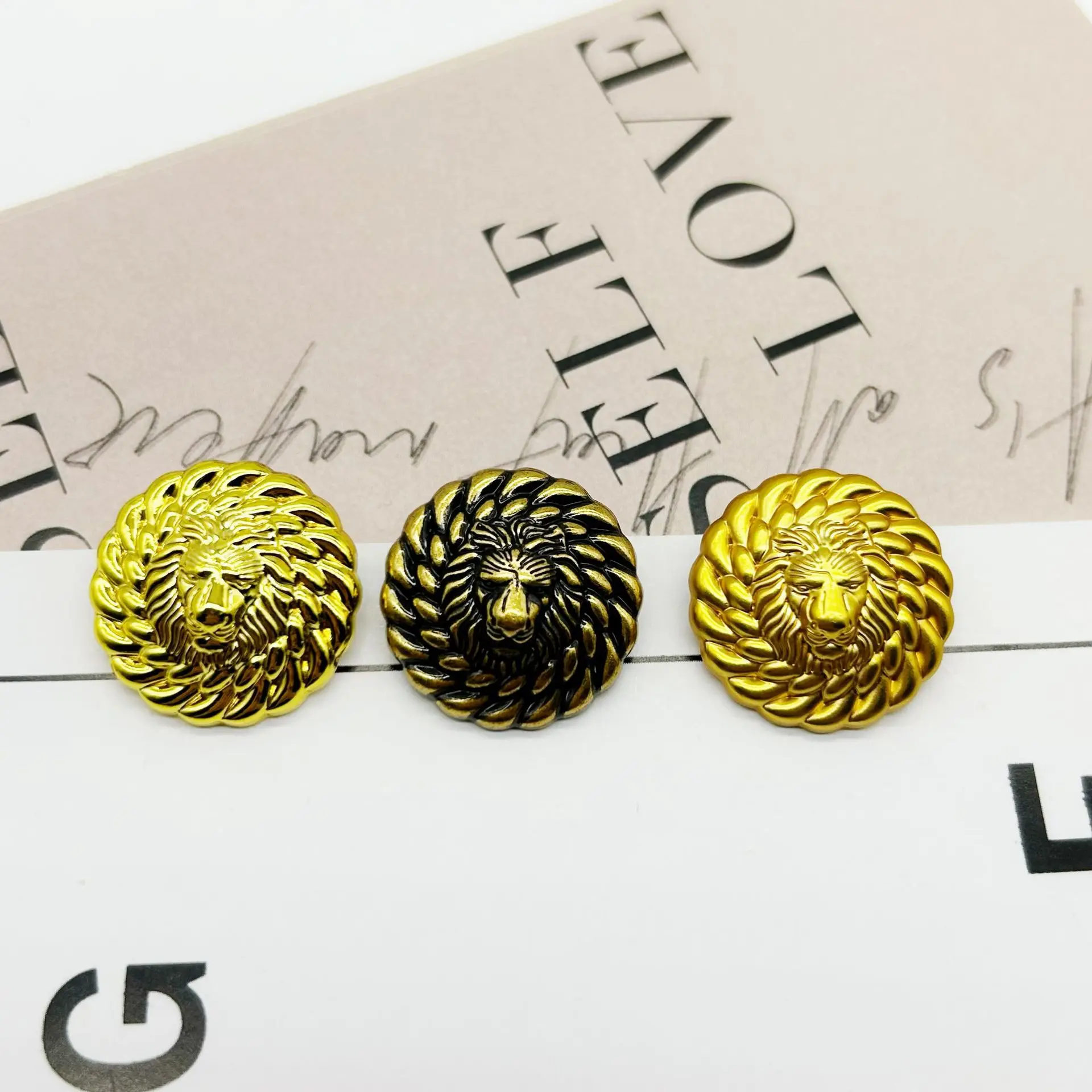 

Luxury English Style Lion Gold Metal Buttons 5pcs/lot DIY Apparel Sewing Supplies Button for Crafts 18MM 25MM
