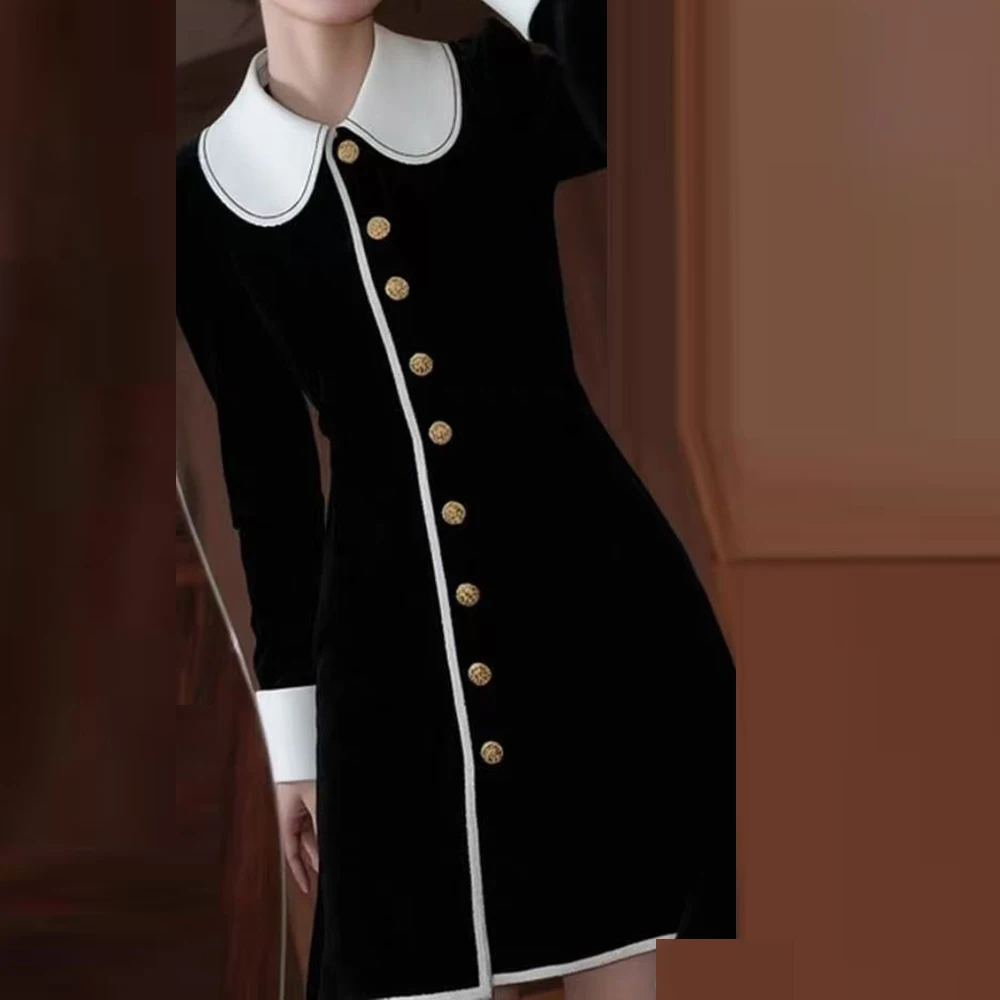 가을의 풍경에 고급스러운 왕실 자매의 느낌을 더한 가볍고 성숙한 아름다움의 헵번 스타일 블랙 드레스 여성을 만나보세요.