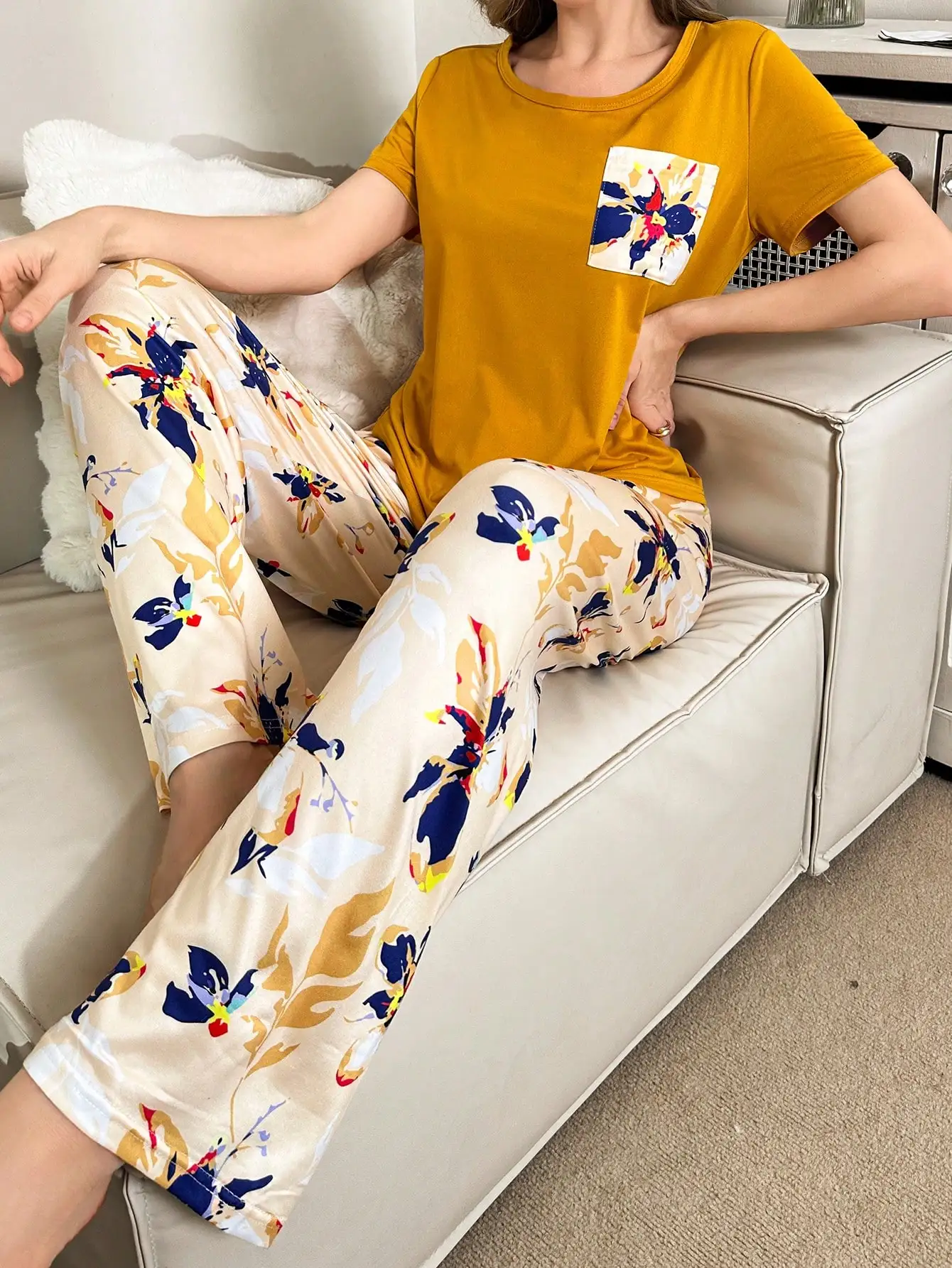 

Women's Floral Print Round Neck Short Sleeve Pajama Set with Long Pants
