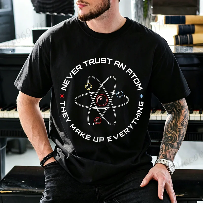 Ne faites jamais confiance à un atomme, ils composent tout, t-shirt drôle sur la science, t-shirt avec blague sur la chimie, chemise humoristique pour professeur de physique, cadeau geek
