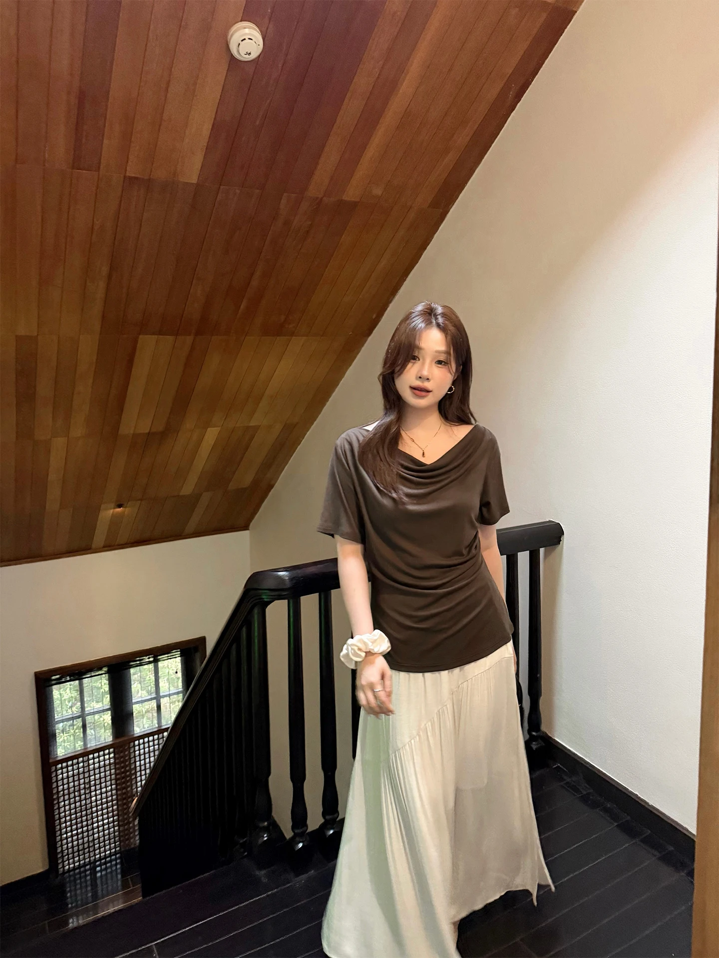 

Женская футболка больших размеров с коротким рукавом, фактурным дизайном, облегающая, летняя, модная, сексуальная, с вырезом-каре, для пышных форм