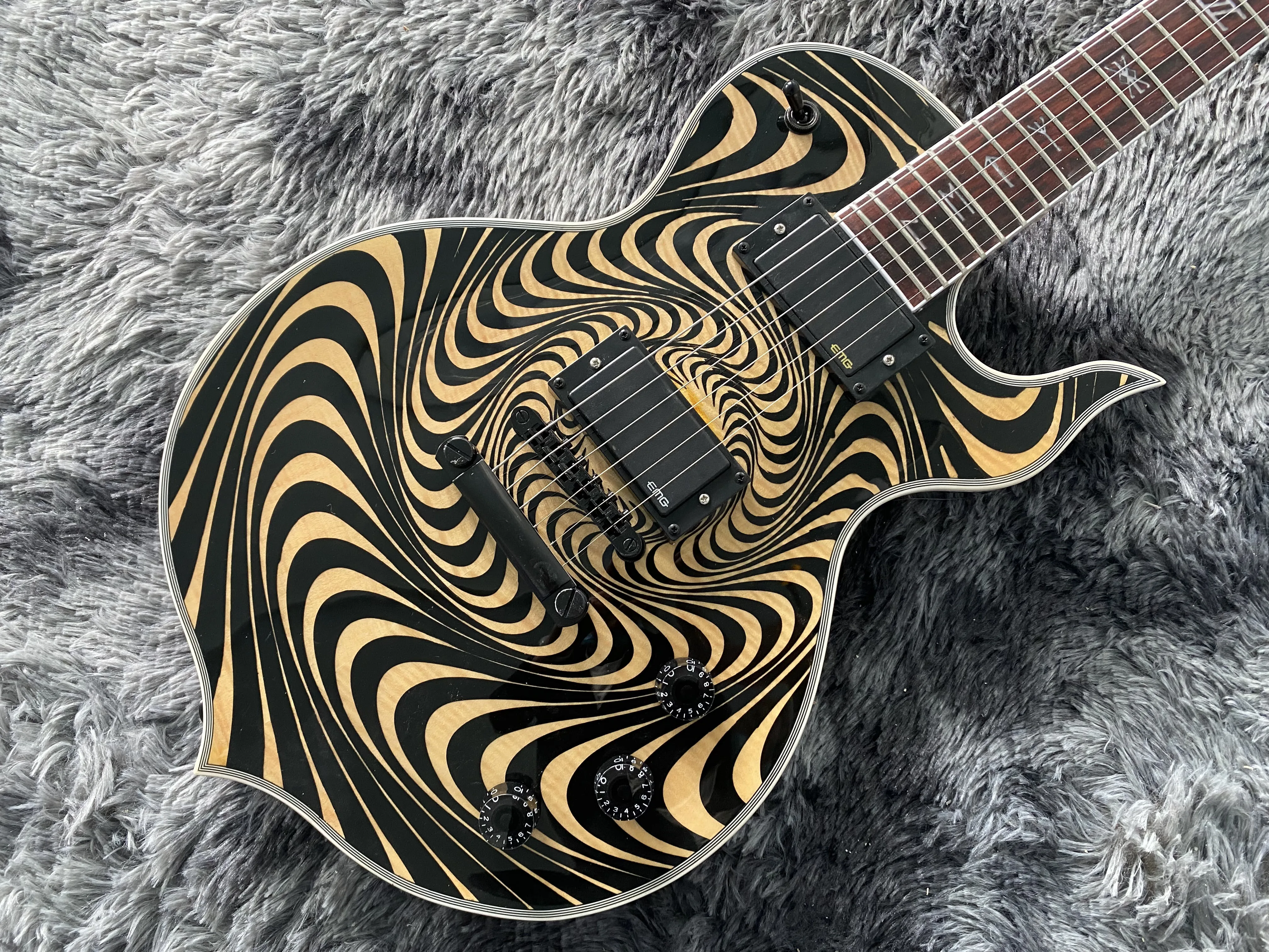 China electric guitar Black yellow circle Black psychedelic circle Factory direct sales can be customized Free shipping