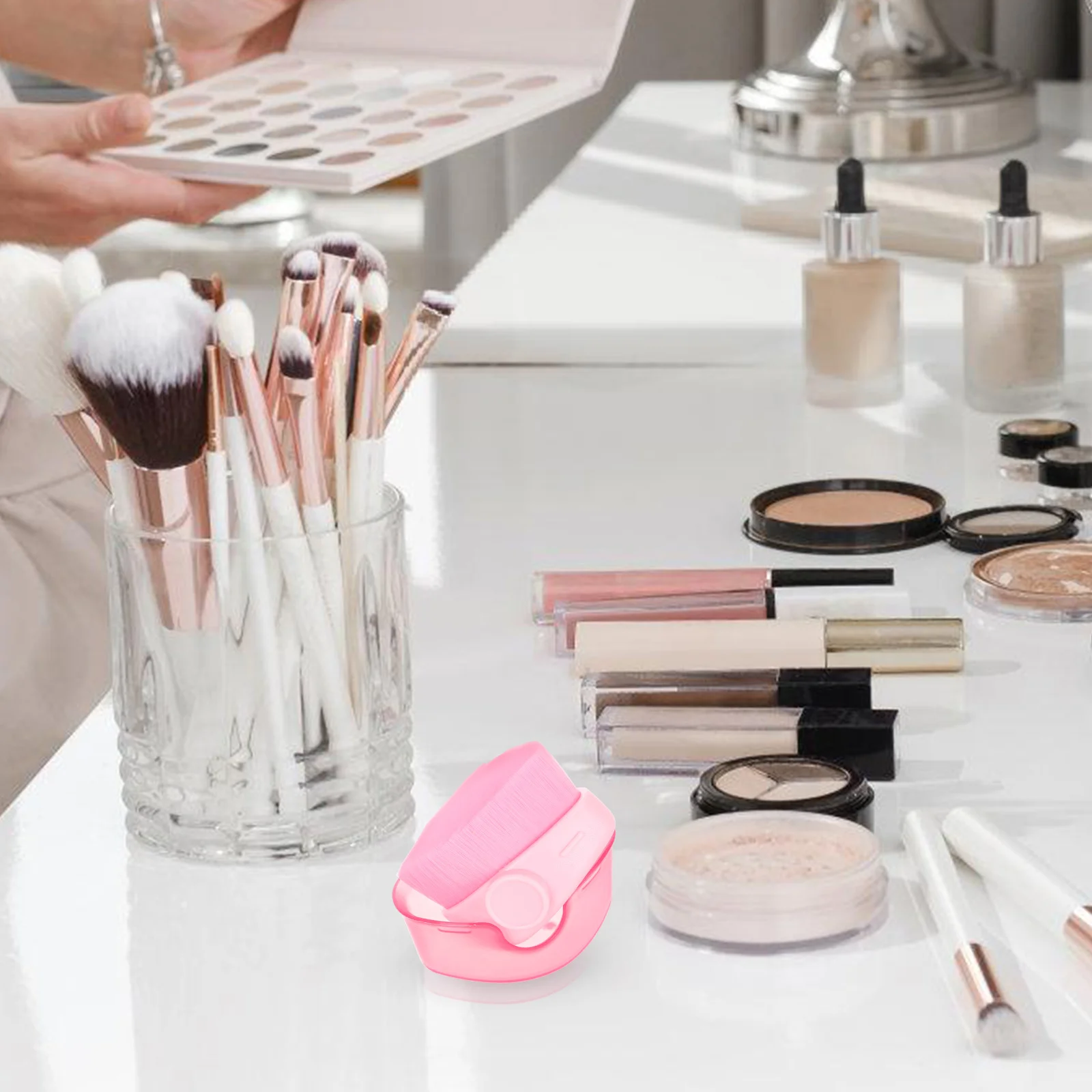 Pinceau de maquillage dense pour une application impeccable sur le visage et le corps, idéal pour fixer la poudre, le correcteur, la crème compacte et les voyages