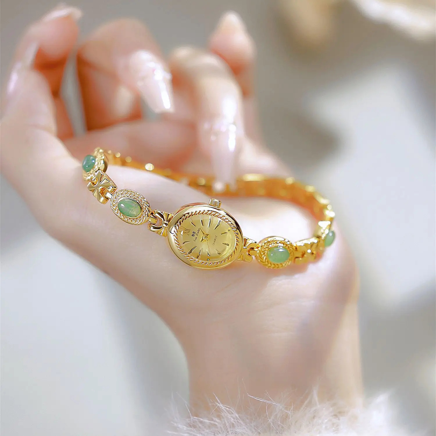 Women's Watch Light Luxury Brand Retro Gold Bracelet Fashion Premium Quartz Watch Women's Gift Clock