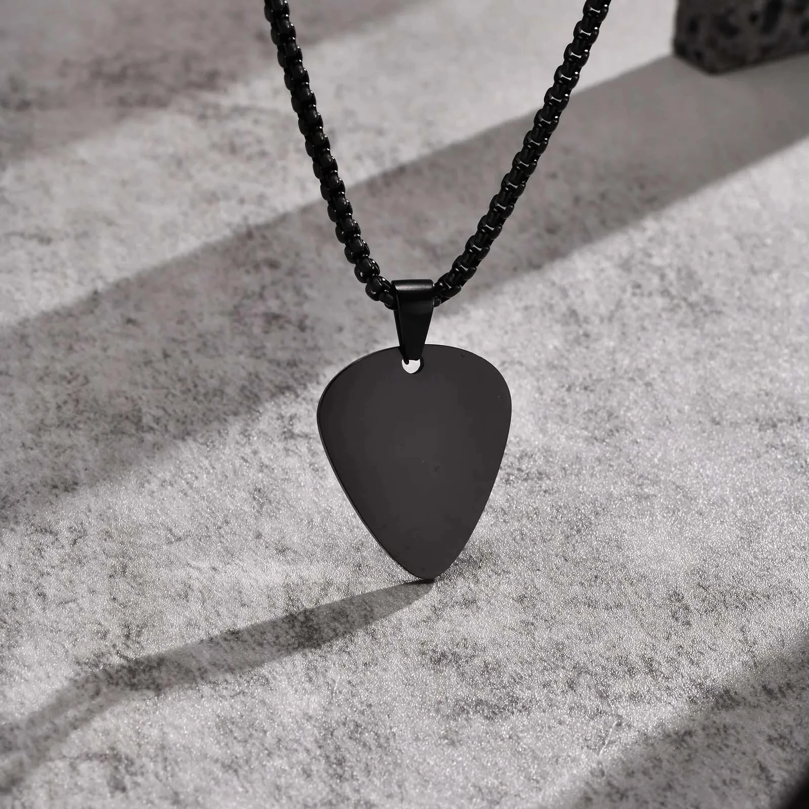 Personalisierte Gitarrenplektrum-Halskette mit Namensanhänger für Männer und Frauen, Geschenk für Musikliebhaber, inklusive gratis Box-Kette – Detail 8