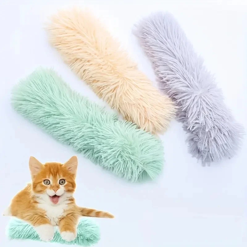Interaktives Katzenspielzeug aus Plüschkissen und klingendes Papier – perfekt zum Necken und Kauen.