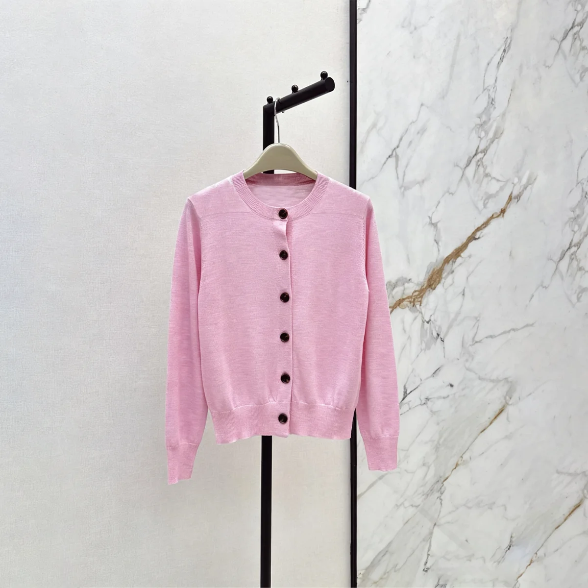 2026 High Quality Women's Light Pink Round Neck Wooden Button Knitted Cardigan--hb728