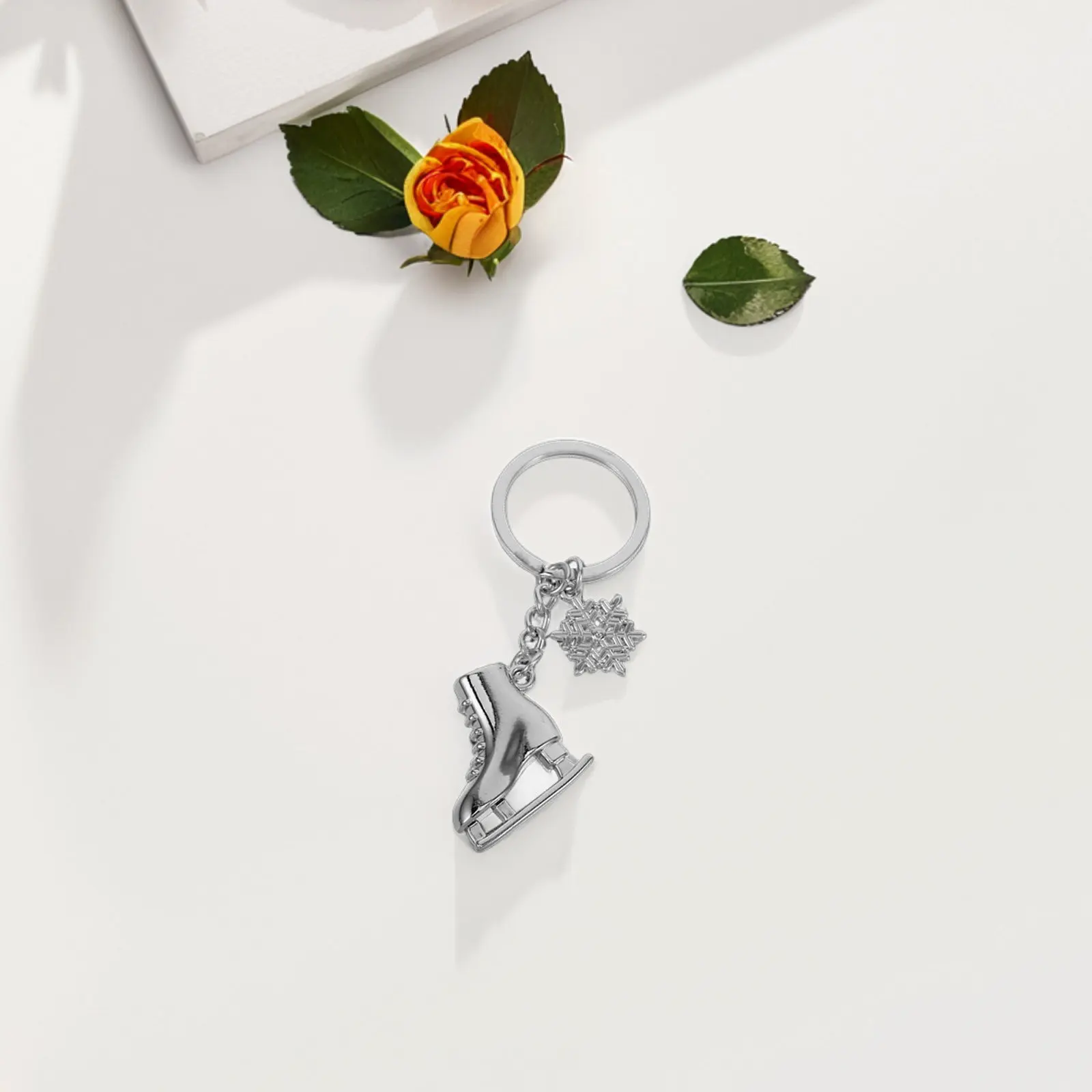 

Реалистичный брелок-миниатюра в виде конька для любителей фигурного катания, металлический брелок для ключей, сувенир для праздничной вечеринки, украшение, безделушка