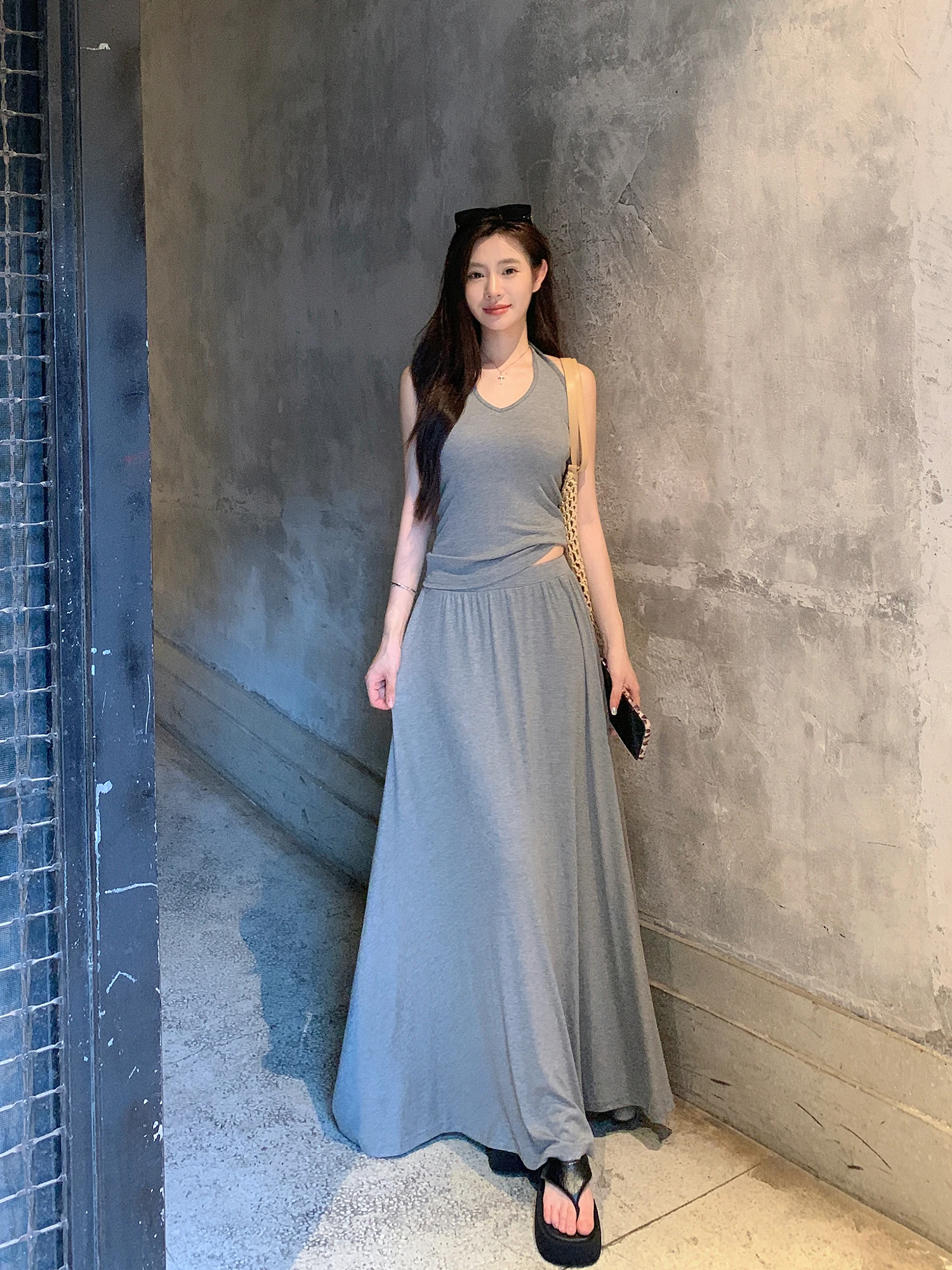 

Летний комплект из двух предметов: топ-жилет и юбка миди с V-образным вырезом, облегающий модный ансамбль для женщин