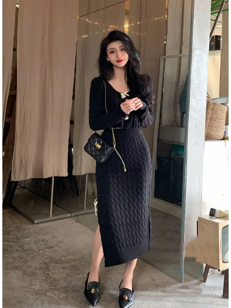 2023 Knitted Sweater Two-piece Female Spring and Fall New French Retro Celebrity Temperament Split Half-body Skirt Set