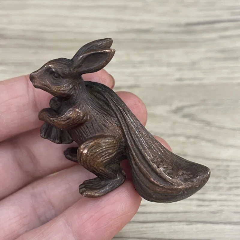 Solid zodiac rabbit carrying a golden bag, a copper ornament for attracting wealth and treasures, desktop decoration, tea