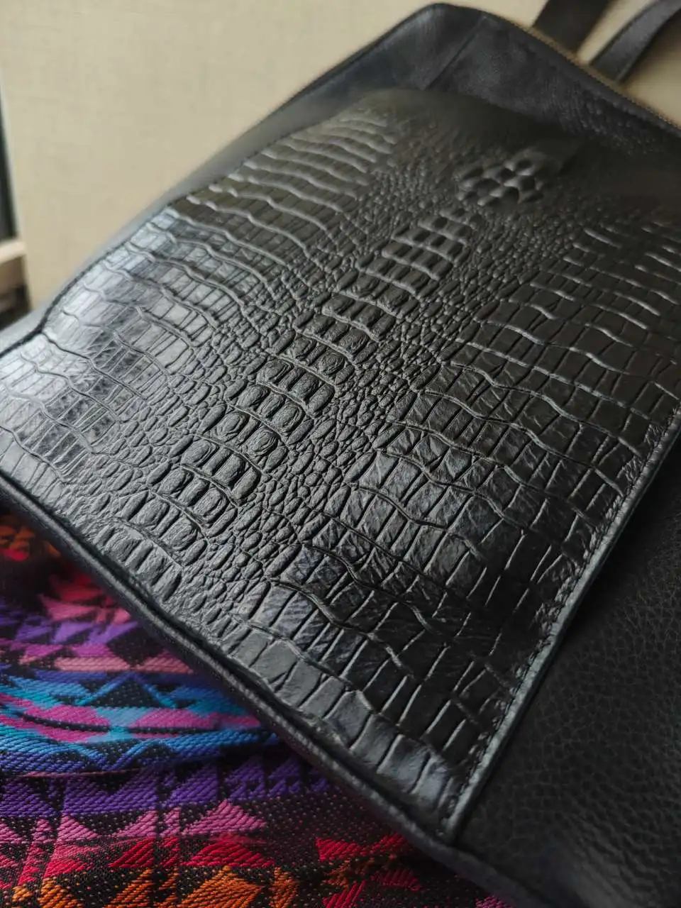 Zency 100 % echtes Leder, reinweißer Rucksack, Damen-Rucksack mit Krokodilmuster, passend für A4-Magazin-Laptops – Detail 15