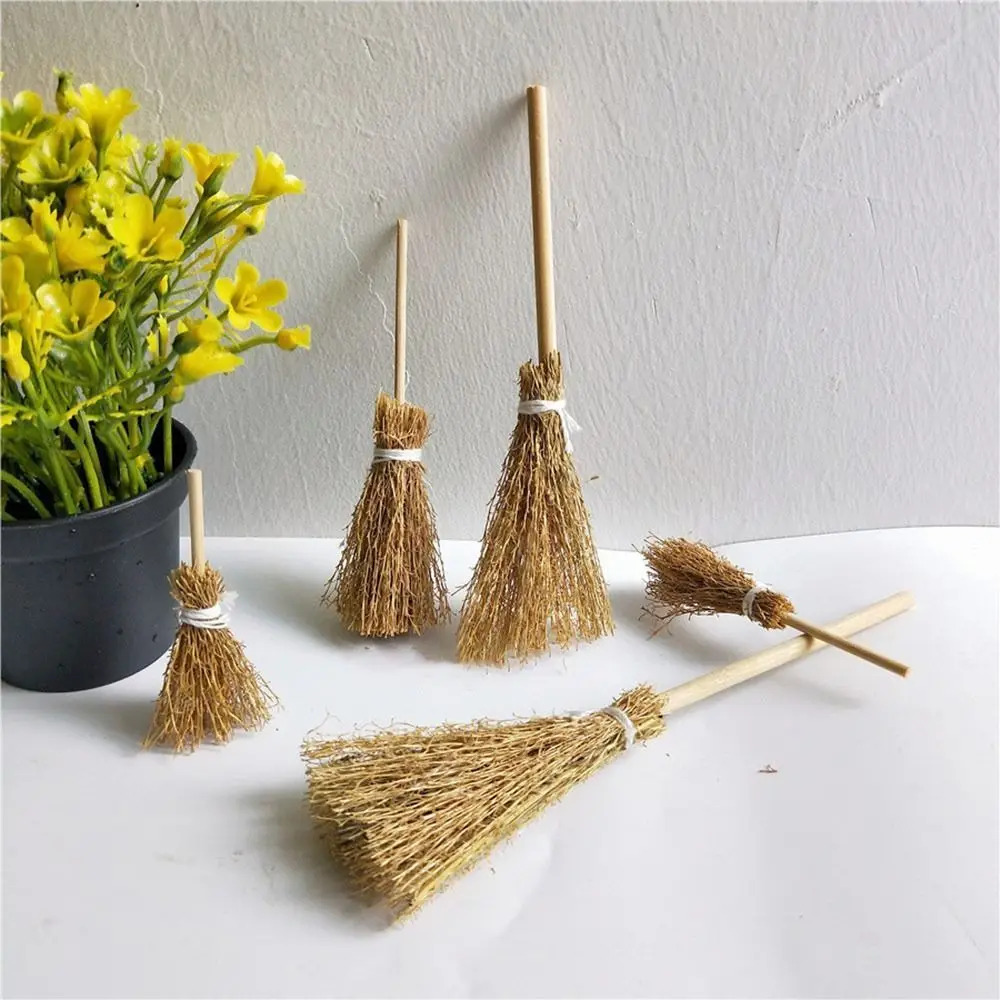 Mini Witch Broom com corda vermelha, palha Vassoalhadas, Dollhouse Decor, Halloween Acessórios, Micro Decorações Paisagem, 5PCs