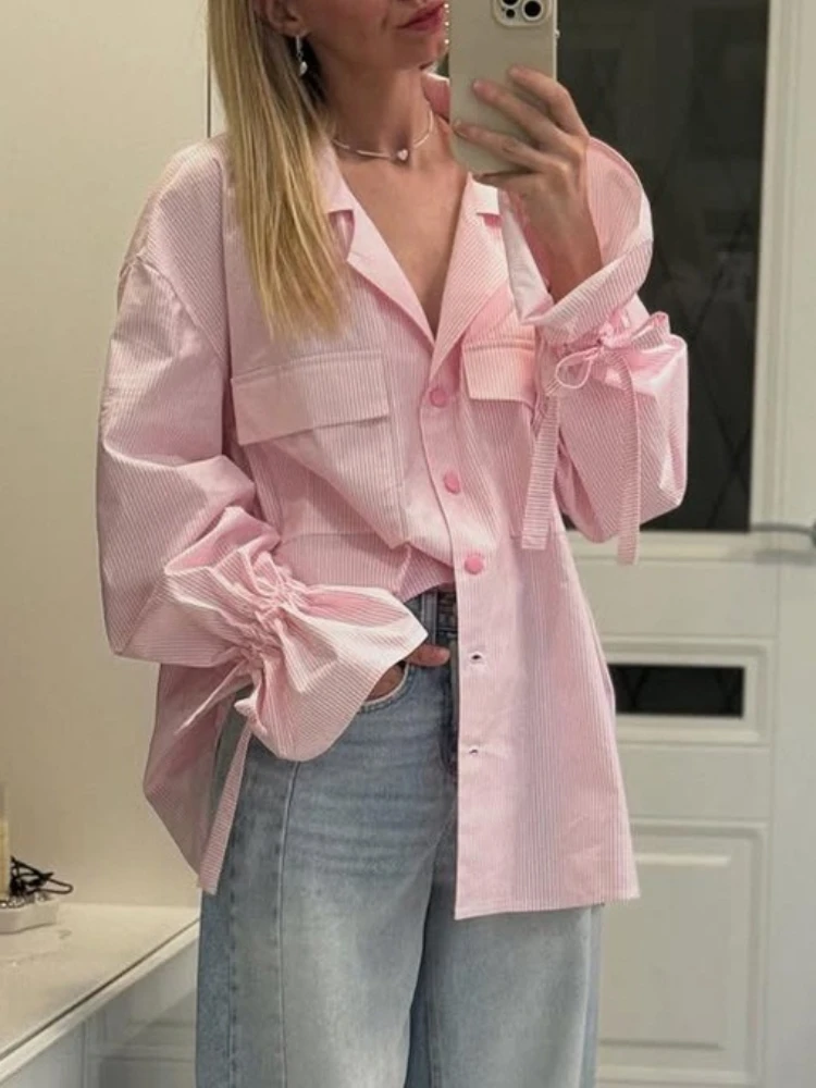 เสื้อเชิ้ตผู้หญิงลายทางสไตล์ลำลอง แขนบาน แต่งผ้าลูกไม้ผูกเชือก ตัดต่อสีตัดกัน เหมาะสำหรับใส่ทำงาน