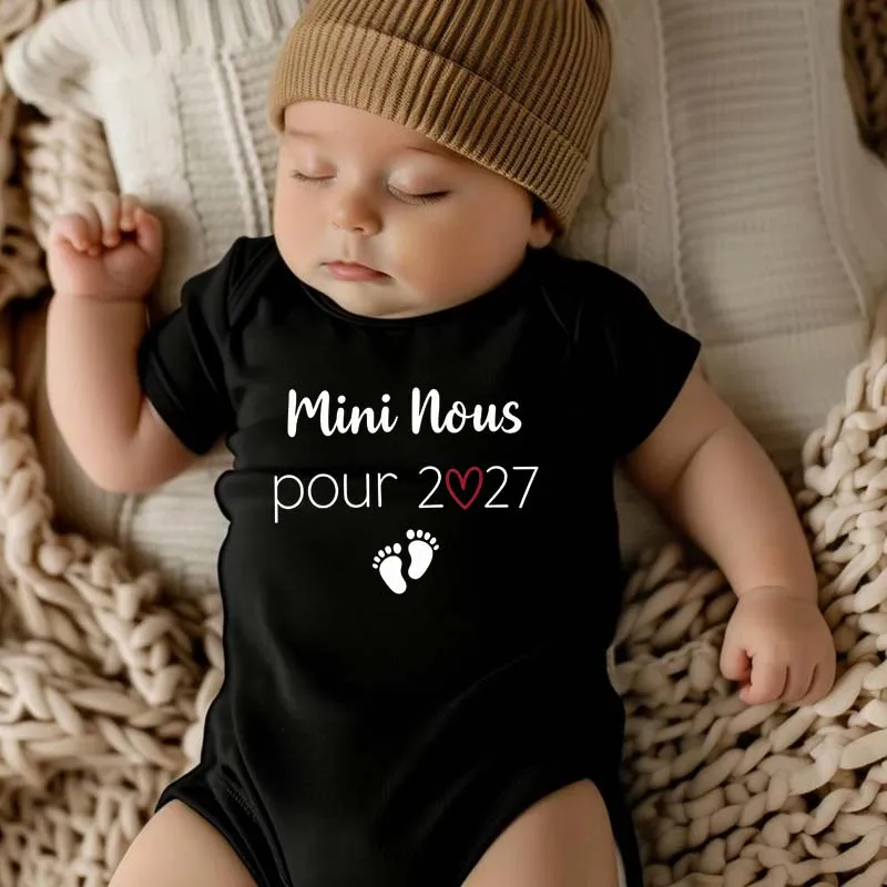Mini Nous Pour 2027 Baby Announcement Clothes Newborn Baby Bodysuits Summer Boys Girls Romper Body Pregnancy Reveal Clothes