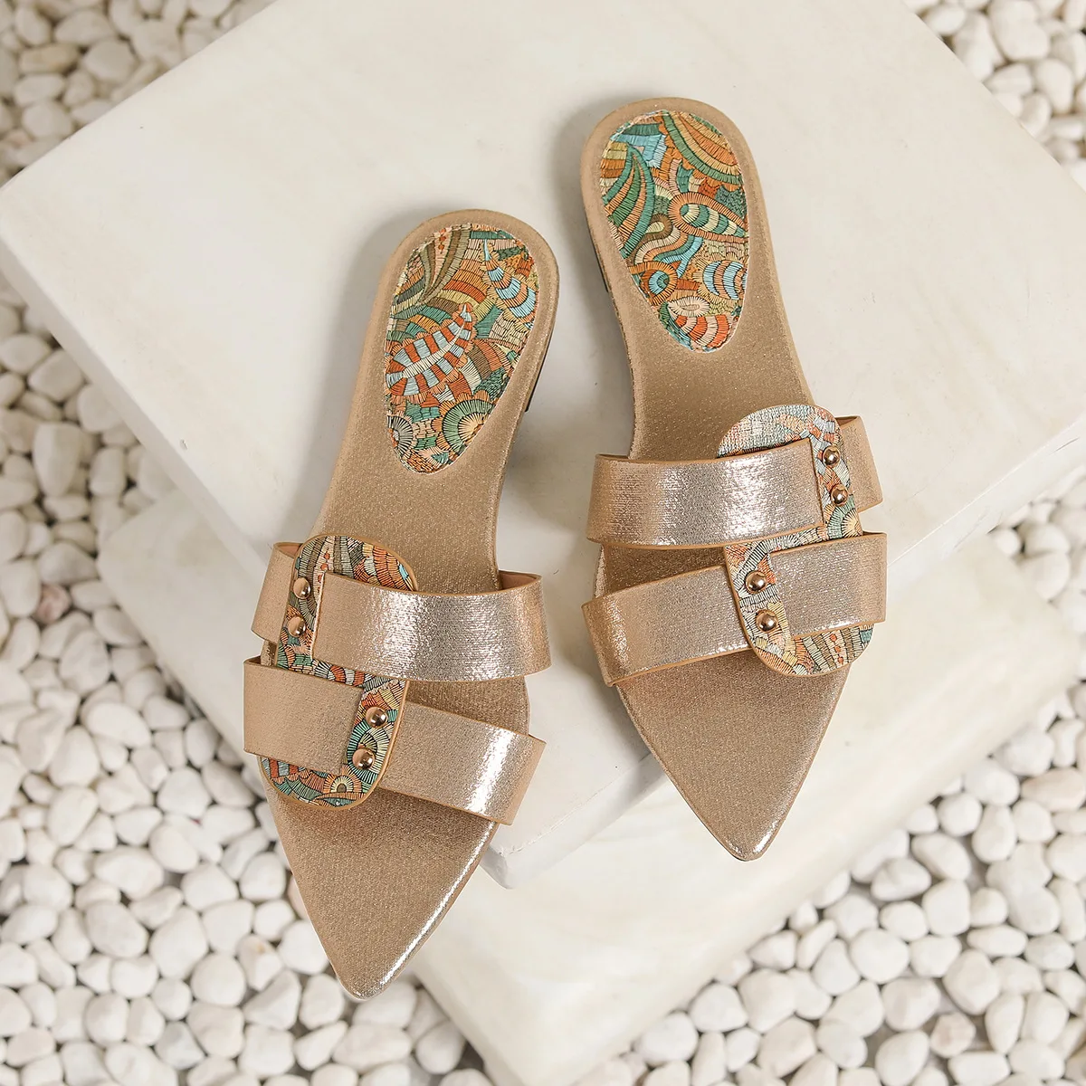 

Женские повседневные сандалии, тапочки, летние трансграничные хит продаж, женские сандалии на плоской подошве с острым носком в стиле ретро, внешняя торговля