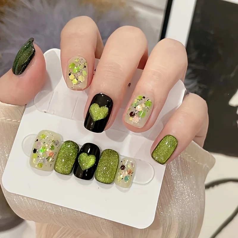 

10 high-end green cat's eye heart-shaped handmade fake nails, short green manicure patches