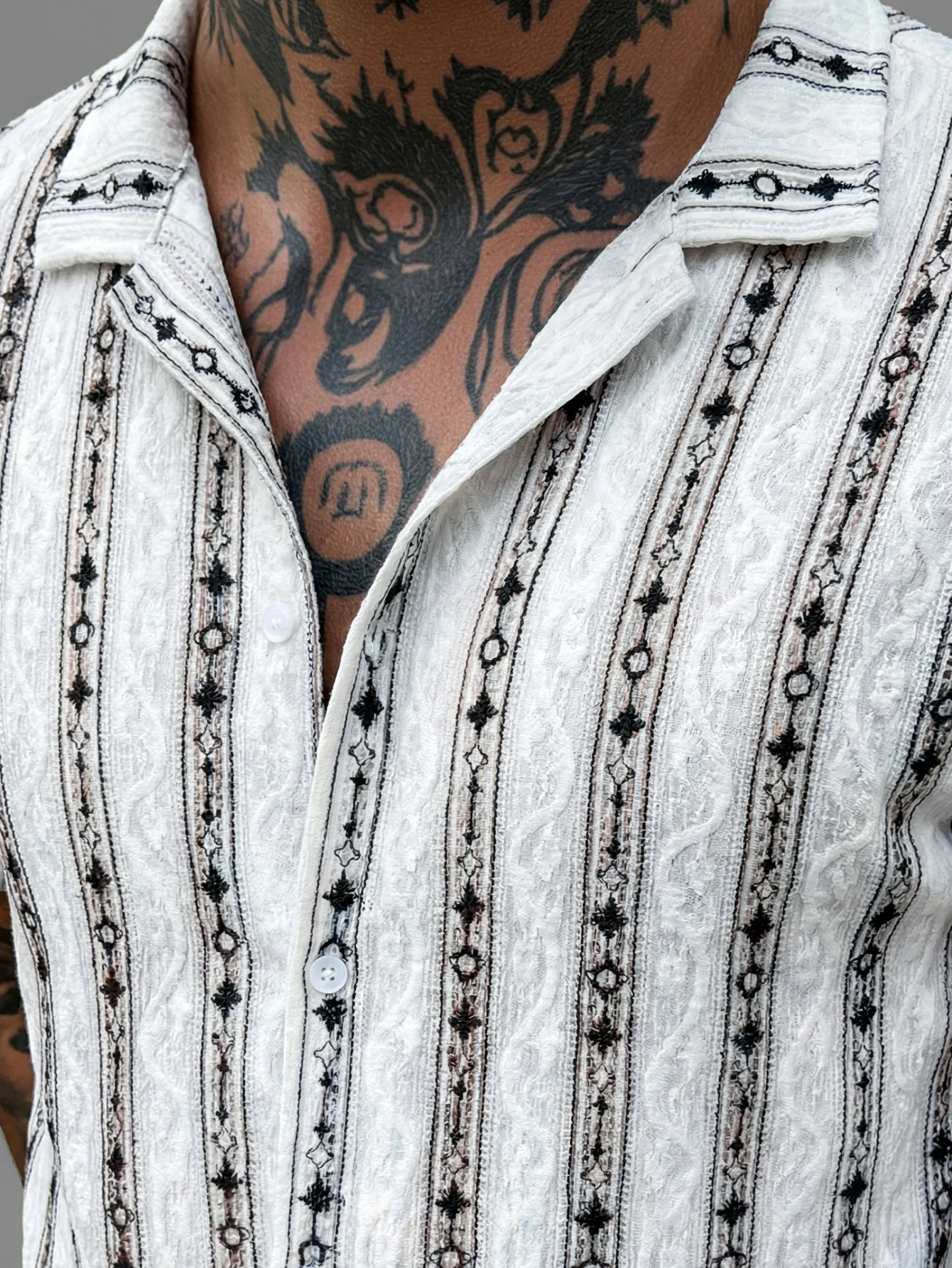 Summer lightweight men's fashion casual knit jacquard crew-neck shirt in black and white vertical stripes