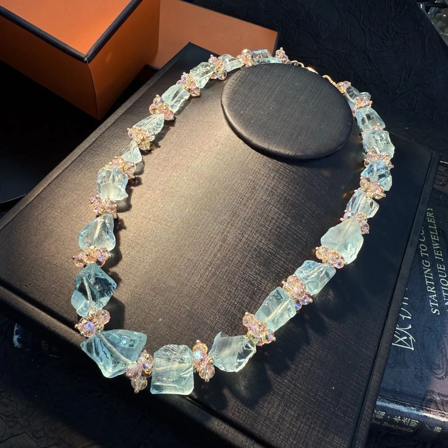 

Милое винтажное модное ожерелье в стиле ретро с необработанной рудой и кристаллами, изящный аксессуар для женщин, идеально подходящий для элегантности на каждый день.