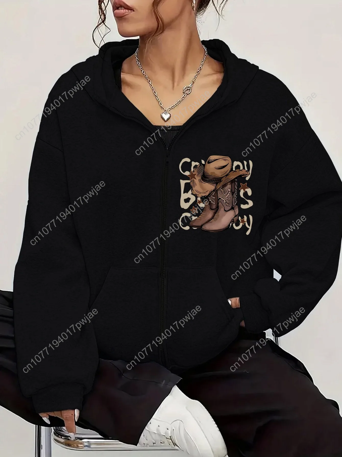 Chaqueta casual con capucha y cremallera para mujer con botas de vaquero con estampado gráfico y texto "COW's CO" - Patrón geométrico negro, lavado a máquina