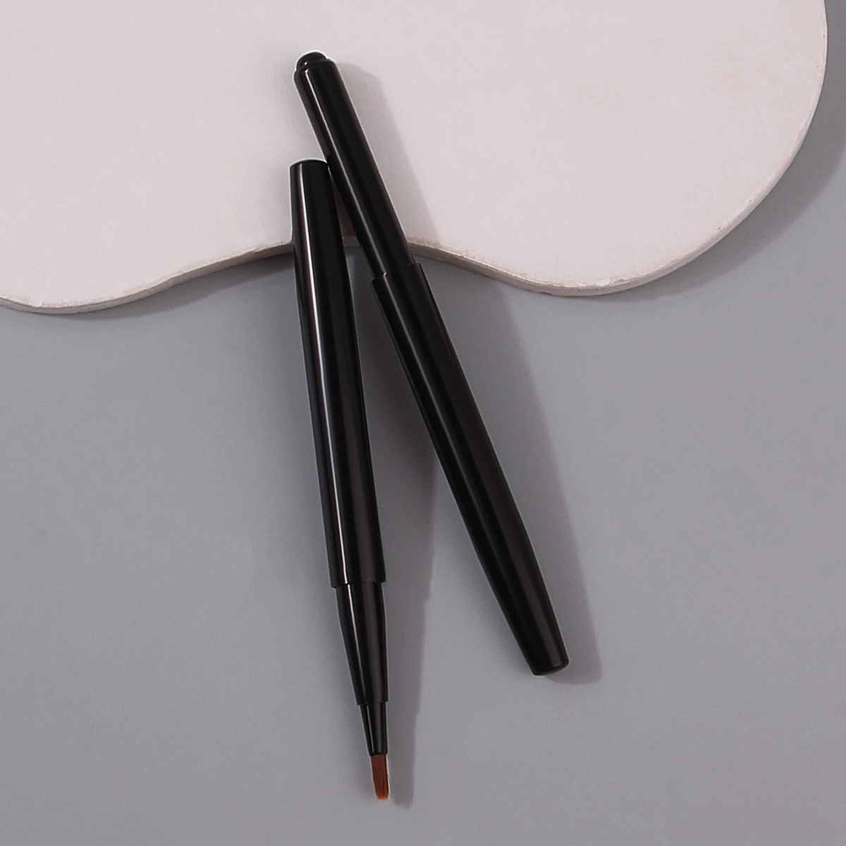 2PCS New Portable Retractable Soft Bristle Lip Brush with Lid, Makeup Special Lipstick Brush, Multi-Functional Beauty Tool