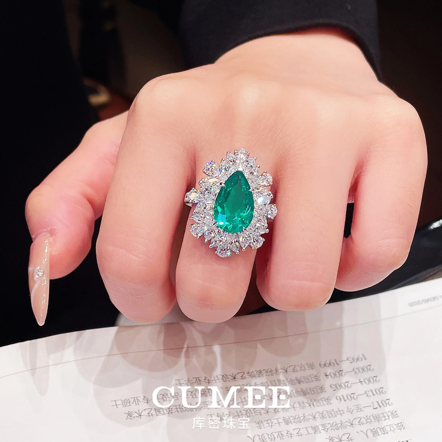 

CUMEE Luxe Instagram Style Dinner Ring Large Carat Teardrop Synthetic Emerald Women's Ring Silver Gold Plated