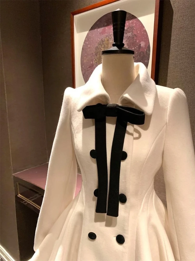 Płaszcz wełniany damski w stylu francuskim z kokardą, nowy, zimowy, elegancki, wyszczuplający płaszcz wełniany w stylu Hepburn, modny projekt na imprezę, odzież 2025