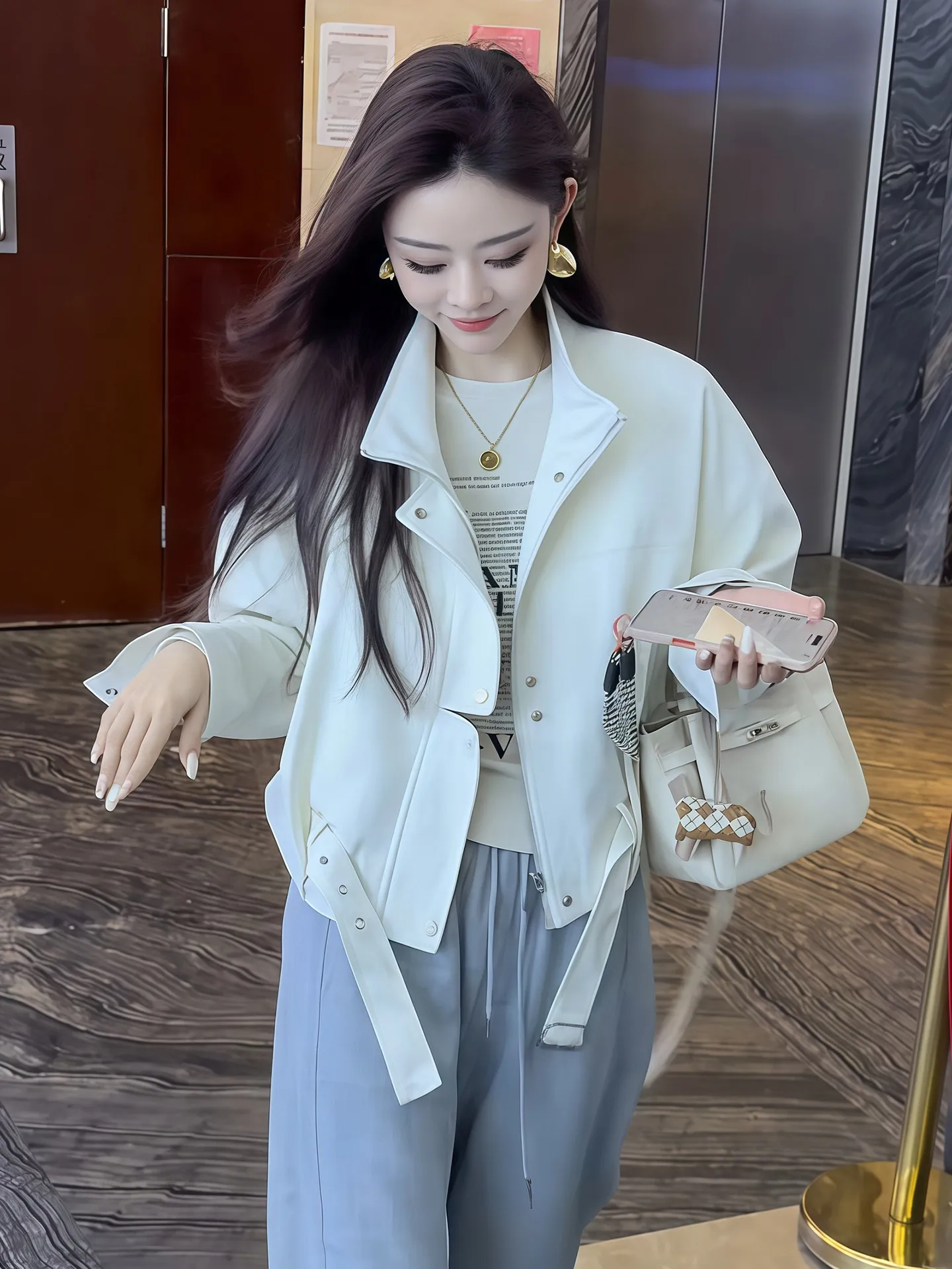 

Повседневная универсальная женская куртка-бомбер из искусственной кожи на весну-осень, свободного кроя, модная, с эффектом стройности, с карманами на молнии