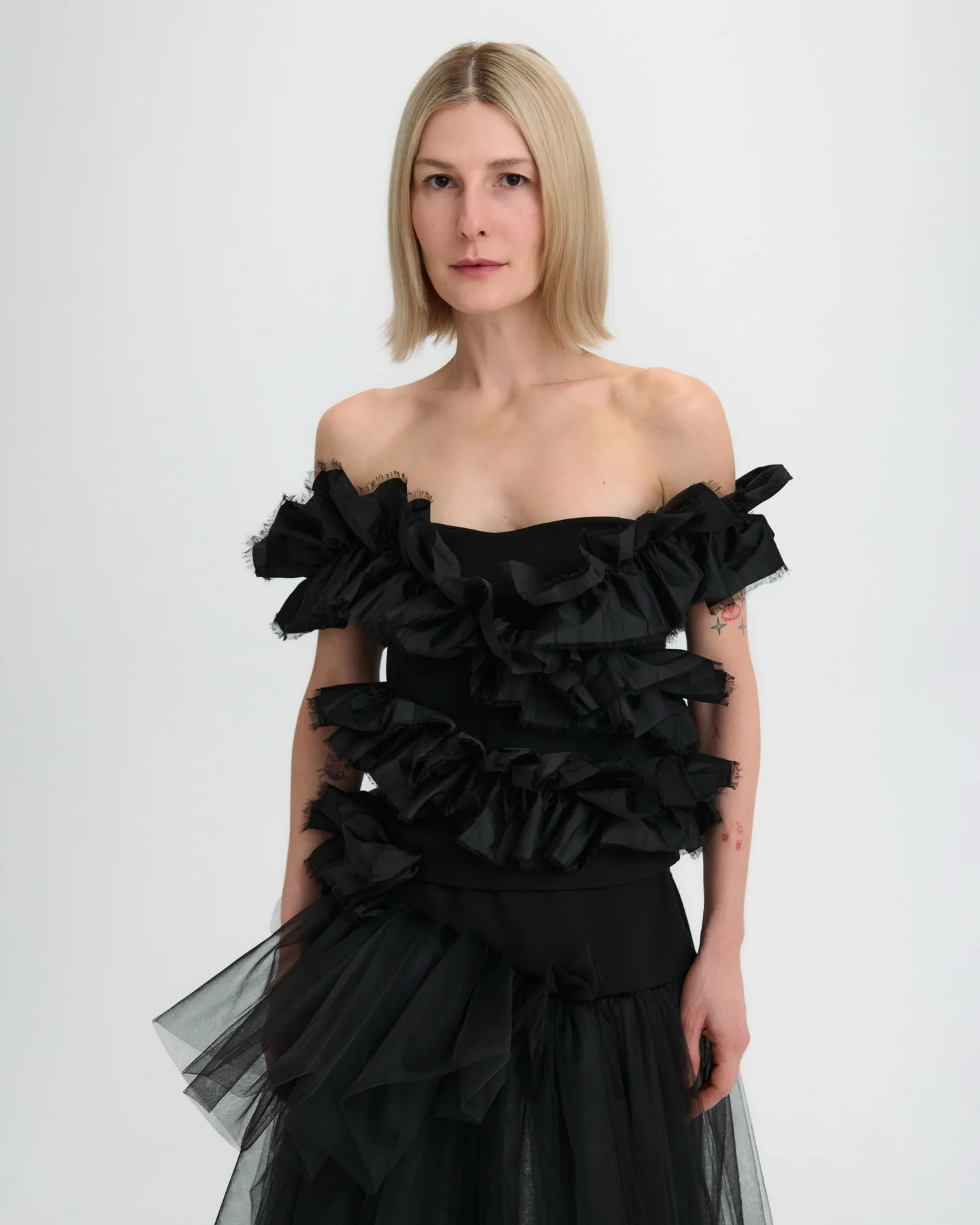 Elegancka czarna sukienka maxi z falbanami i odkrytymi ramionami – suknia wieczorowa w stylu boho chic, letni strój na imprezę, modny fason z bufkami, trend 2026