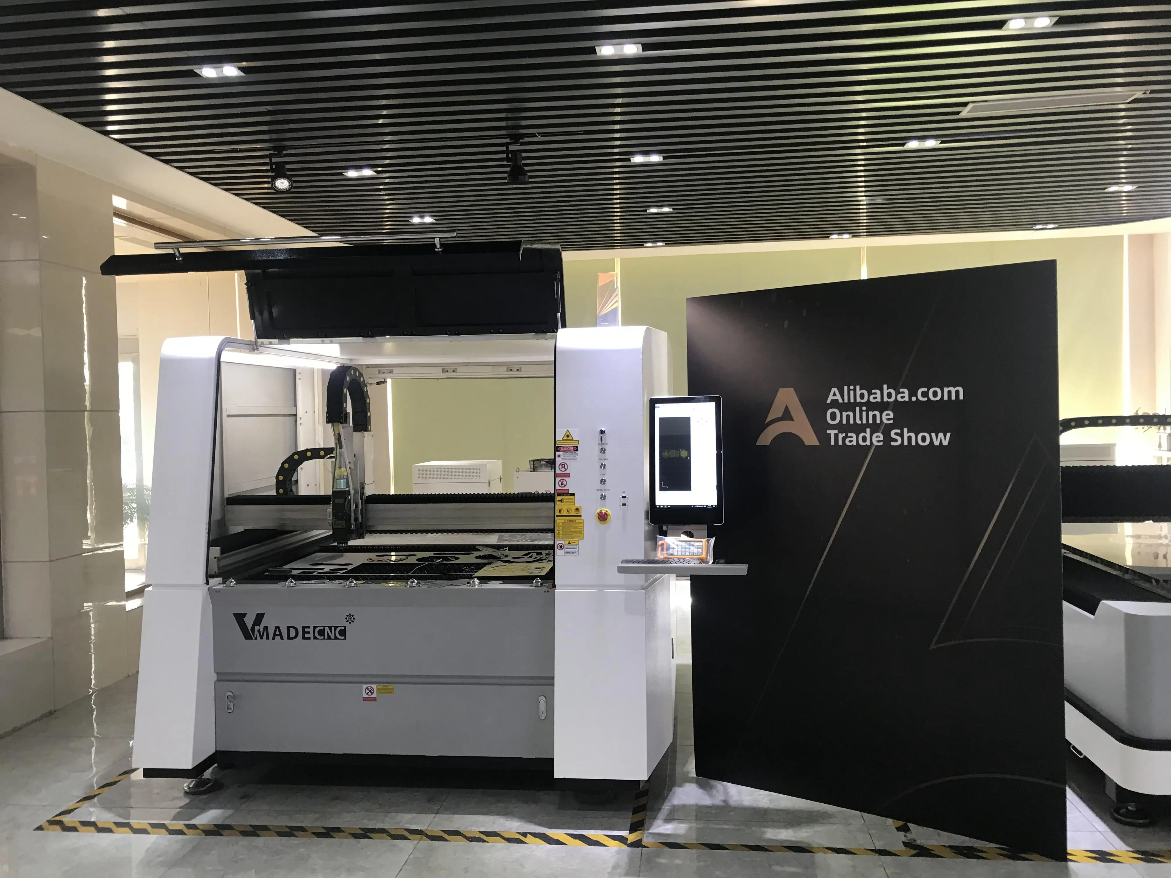 1390 Small Size Whole Protective Fiber Laser Cutting Machine Stainless Steel Brass