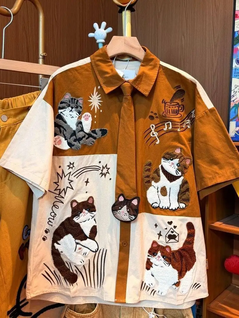 2026 Summer Vintage Color Block Cartoon Cat Towel Embroidery Short Sleeve Shirt Men Loose Fun Lapel Blouse with Decorative Tie